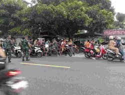 Koramil 0823/02 Panji Bersama Persit Bagikan Takjil di Bulan Suci Ramadan