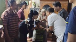 Pimpinan PT Siti Jenar Group dan Tokoh Besuki Serahkan Santunan ke Keluarga Korban Meninggal Akibat Runtuhnya Atap Salah Satu Ponpes Di Besuki Situbondo Hari ini